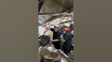 Phụ bếp ngáo ghê