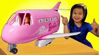 ¡Jannie juega con avion de BARBIE de JUGUETE!  Vuele con Elsa, Anna, Aurora las PRINCESAS de DISNEY