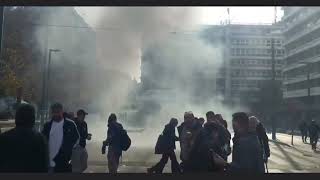 Επεισόδια με χημικά, ξύλο και συλλήψεις στη συγκέντρωση για τα Τέμπη στην Αθήνα