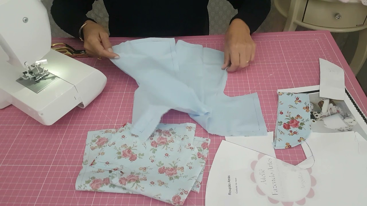 Aprenda a fazer o roupão para boneca Porta Papel Higiênico.