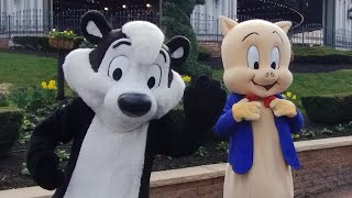 Pepe Le Pew & Porky Pig Meet & Greet at Six Flags New England