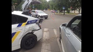 Видео Полицейский «Приус», «Опель» и «Мерседес» столкнулись в Николаеве. от POLICE CONTROL, улица Шевченко, Николаев, Украина