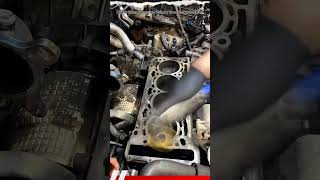How to Clean Pistons and Cylinder Head Gasket Surfaces Fast #shorts #mechanic #automobile