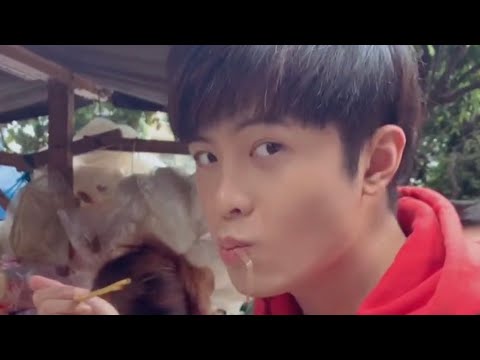 Gin Tuấn Kiệt lén đi mua bánh tráng trộn lề đường thì bất ngờ bị khán giả phát hiện và cái kết