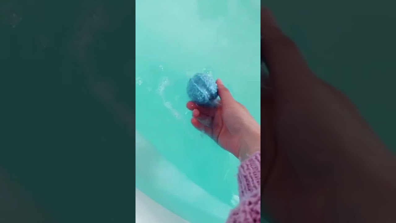 cute Disney things~ surprise Frozen bath bomb !! #disneybeauty #frozen #bathbomb