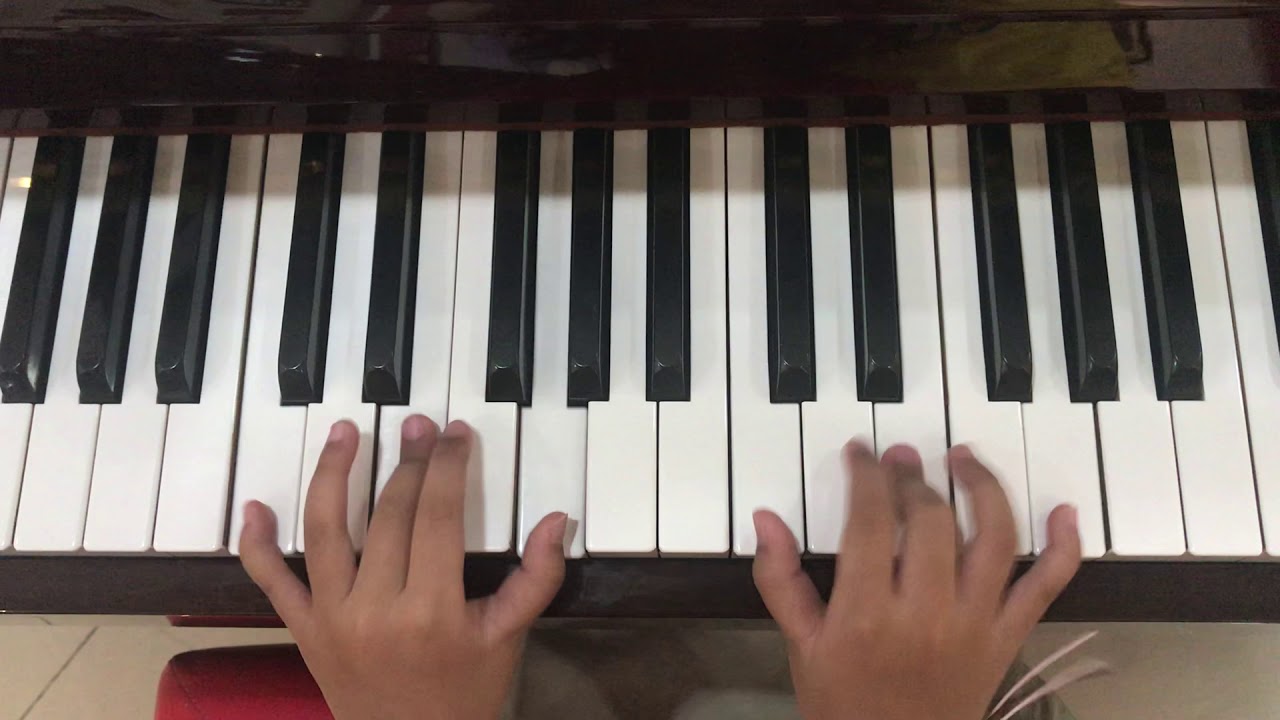 How to play piano broken chord - A very beginner lesson - YouTube