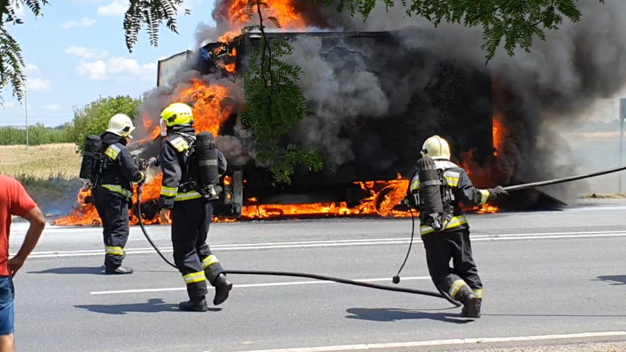 Egy percen belül lángba borult egy zöldséget szállító Renault kisteherautó Szombathely határában
