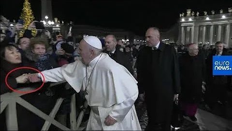 Video: Papst Franziskus schlägt aufdringlicher Anhängerin auf die Hand