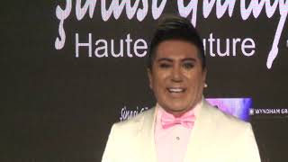 Murat Övünç / Sahnede Show Yapti / Şi̇nasi̇ Günaydin Defi̇le
