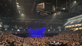 Crowd singing „Best Song ever“ by One Direction before Harry Styles Concert in Berlin 20th July 2022