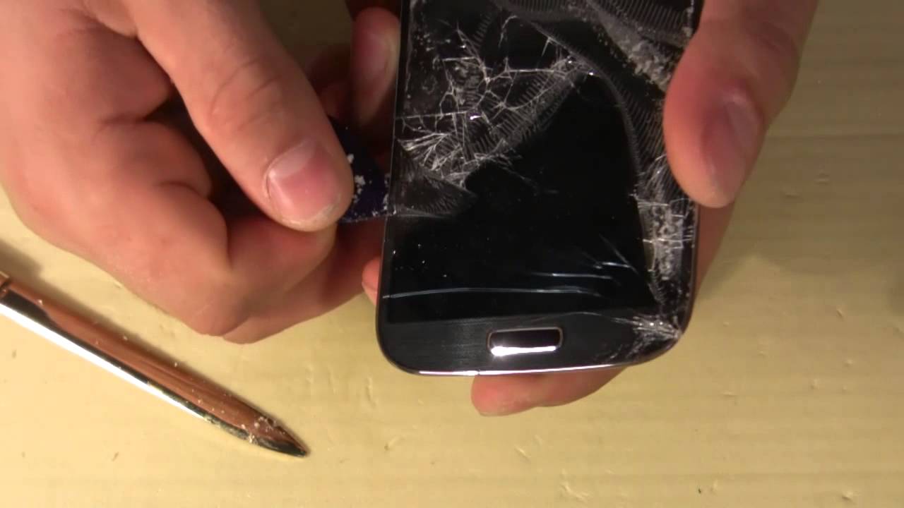 Снять разбитое. Треснутое защитное стекло. Разбитое защитное стекло на телефоне. Треснутое защитное стекло на телефоне. Разбитый Samsung s4.