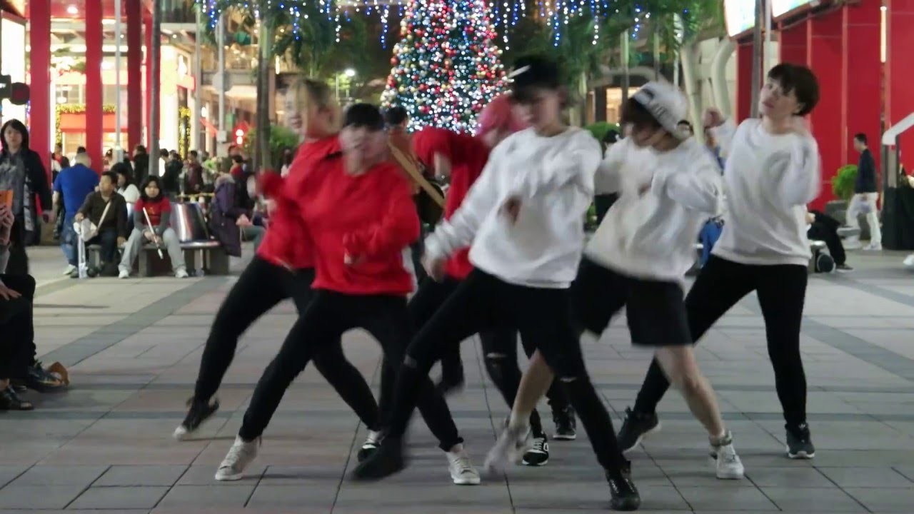 DAZZLING慶祝聖誕節台北信義快閃活動