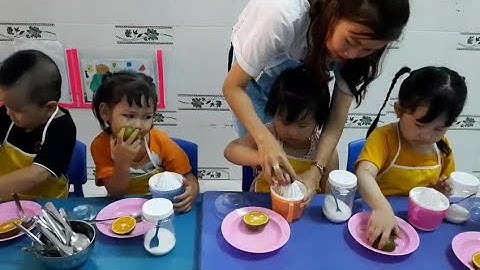 em bé thực hành kỹ năng | em bé tập làm nước cam ép | Mầm Non Tư Thục Thiên King