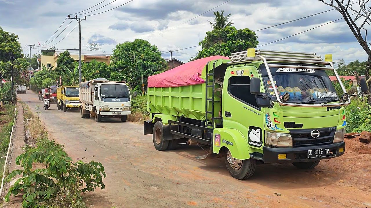 Truk Jomplang.MOBIL TRUK Angkut Timbunan FULL BAK Menggunung Bongkar Muatan Bergantian DILOKASI BARU