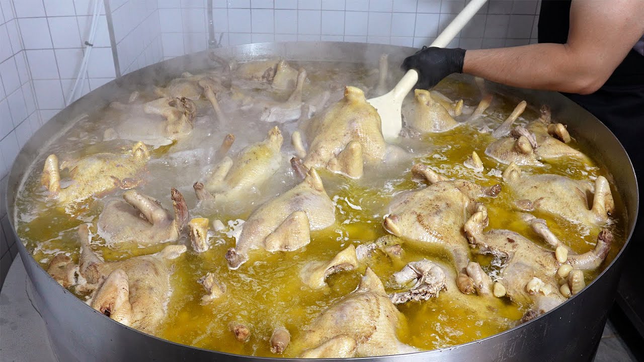 곱빼기 시킬 필요없이 막퍼주는 라면? 고기 얹은 면, 밥 달라는대로 주는 미친 닭육수 라면집┃Michelin Star Ramen in Seoul/ Korean street food