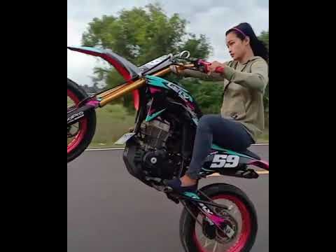 Story' wa 30 detik.Cewek standing pake KLX