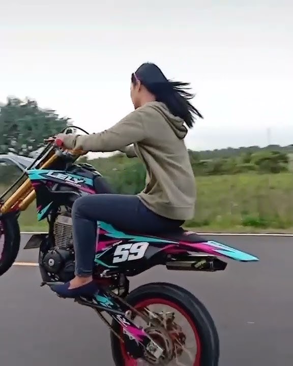 Story' wa 30 detik.Cewek standing pake KLX