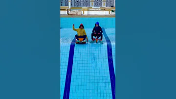 التزحلق فى حمام السباحه الفاضى 