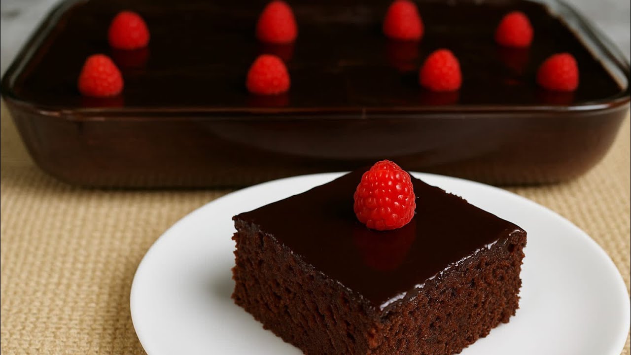 كعكه رطبه مع صلصه الشوكولاته الغنية بطعم لا يقام 😋