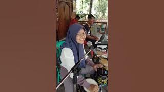 Aksi ketipung cewek sambil nyanyi😱