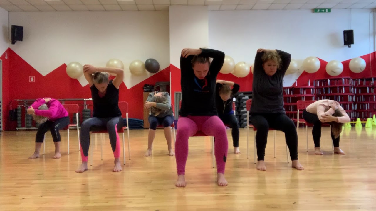Stretching posturale completo con la sedia.