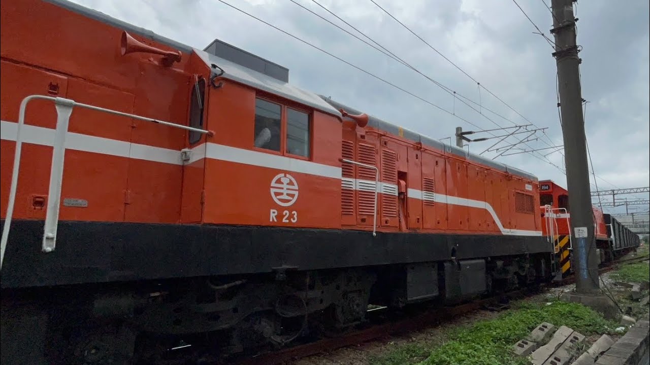 R23 Train 柴油怒吼!8262次R23+R194+蓬車+守車出新豐車站 #train - YouTube