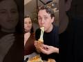 Provando pizza de 5 queijos que fiz para minha senhora.