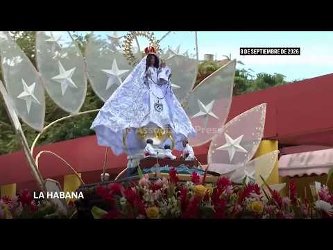 En tiempos de crisis, los cubanos participan en una procesión para celebrar y rezar a la santa patro