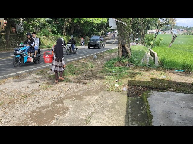 gak tega 😥!!! emak penjual kacang tanah jualan nya gak laku setiap hari berkeliling kampung class=