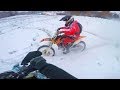 Un accident vit de peu  faire de la moto dans la neige  