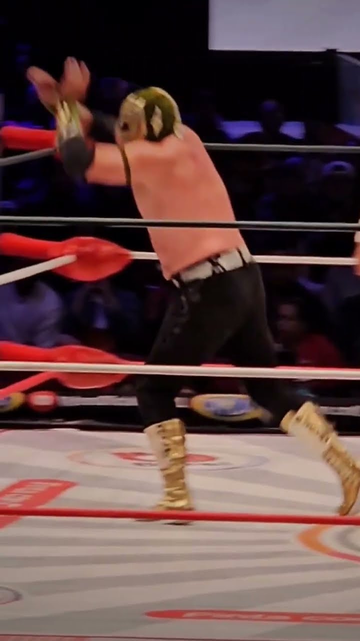 Vuelo de Grako en la Arena México