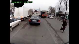 Алматы. Пешеходы на дороге 20150224 1201
