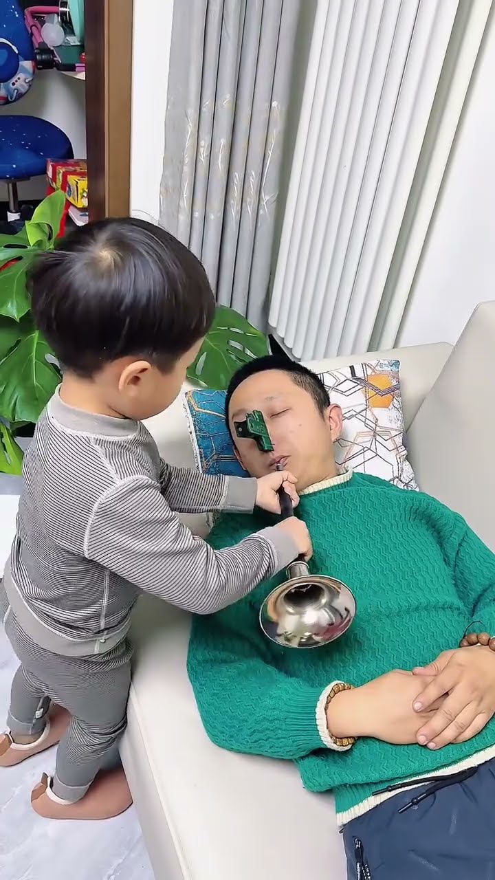 趁着爸爸睡着了，让他吹个喇叭！#Cute baby#Cute#呆萌小米宝#聪明宝宝#萌娃