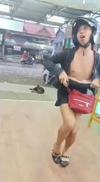 Cwe  buka baju di tempat umum