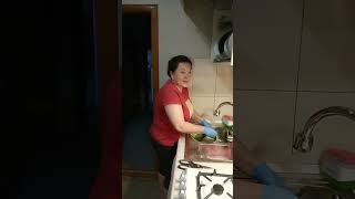 картинка: Полила огурцы 🥒 Собрала урожай 🍅 и понеслось 😁