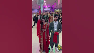 عروس ترمي باقة ورد 