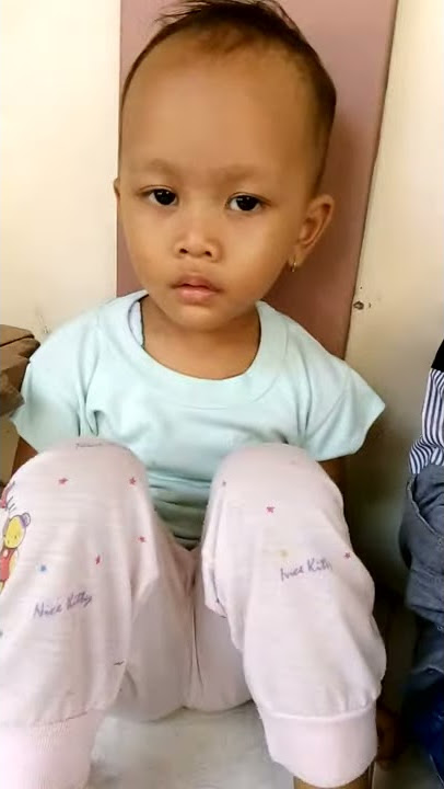 Dua keponakan lg duduk bareng yang satu lagi main hp yg satu nya lg liatin hehheh