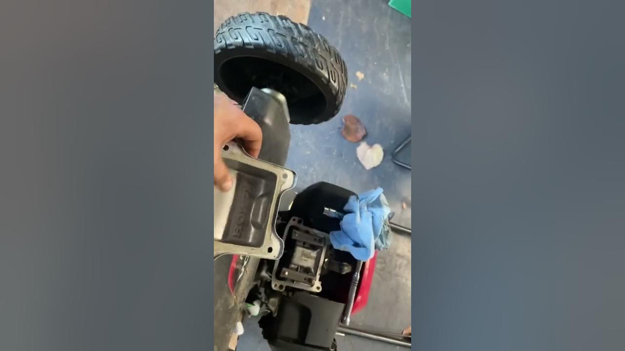 Resealed the valve cover on the Honda HRR216 to fix the oil leak - YouTube