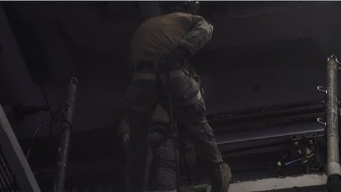 ABOVE THE WAVES OFF DEATH❗️The Shocking Hook-and-Step Action on the Deck of USS Iwo Jima!