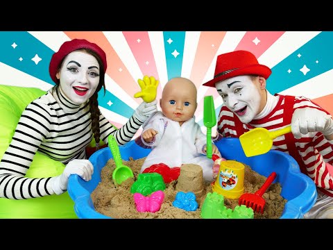 Видео: Кукла БЕБИ БОН лепит куличики! - Смешные видео и игры для девочек в дочки матери с Baby Born
