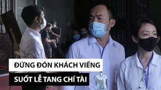 Vợ chồng Thu Trang-Tiến Luật, Trường Giang đứng đón khách viếng xuyên suốt tại lễ tang Chí Tài