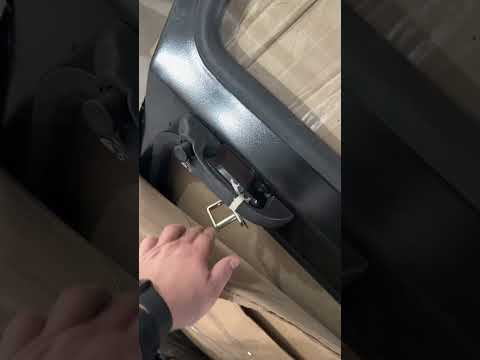 Двері МТЗ права в СБОРІ УК ОАО МТЗ Оригінал Р.Б (кат.80-6708005-Б-01), видео 1