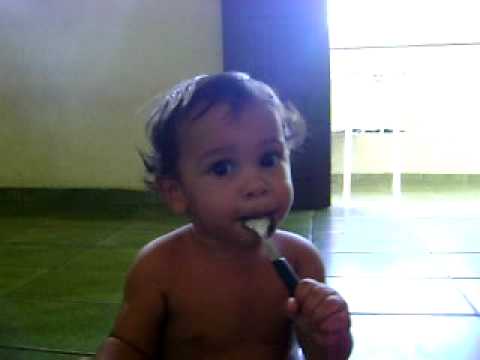 Johan Scarpatti  comendo brigadeiro