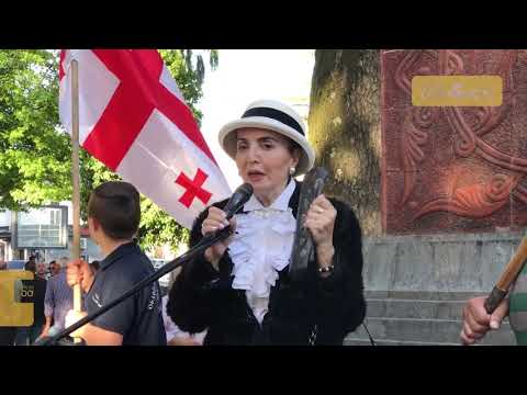 მანანა  არჩვაძე–გამსახურდია  ზუგდიდში ზვიად გამსახურდიას ძეგლთან