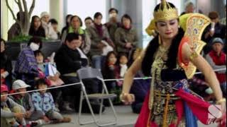 Orang jepang nari tarian tradisional indonesia