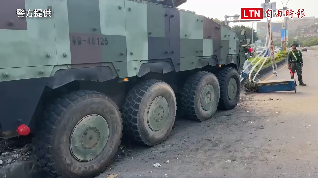 女軍官駕駛雲豹甲車撞關渡大橋分隔島!燈桿斷裂影響雙向交通 女軍官駕駛雲豹甲車撞關渡大橋分隔島!燈桿斷裂影響雙向交通