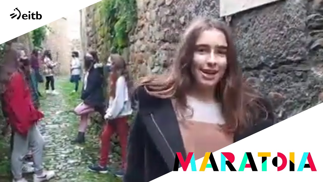 Elkar Hezi Ikastetxeko ikasleek panderoz, tronboiz eta gitarraz lagundu dute abestia