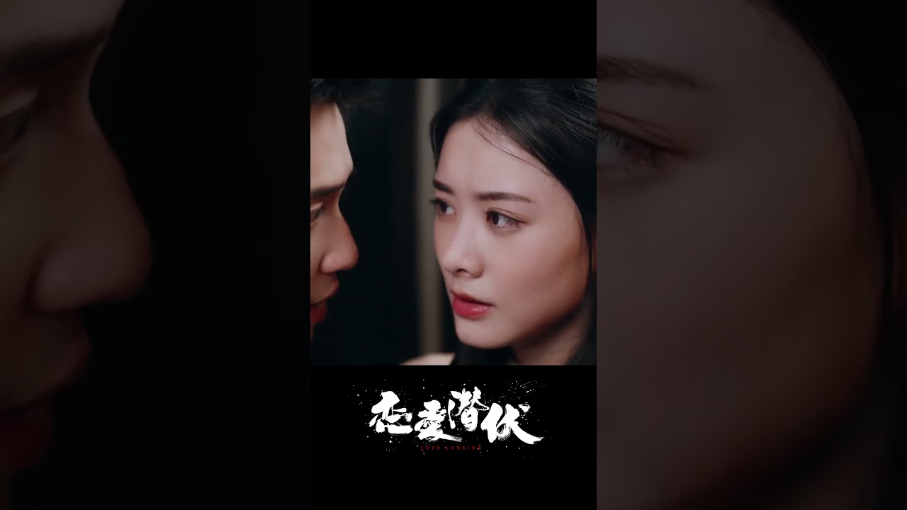 为了不暴露身份，他假装和她亲密