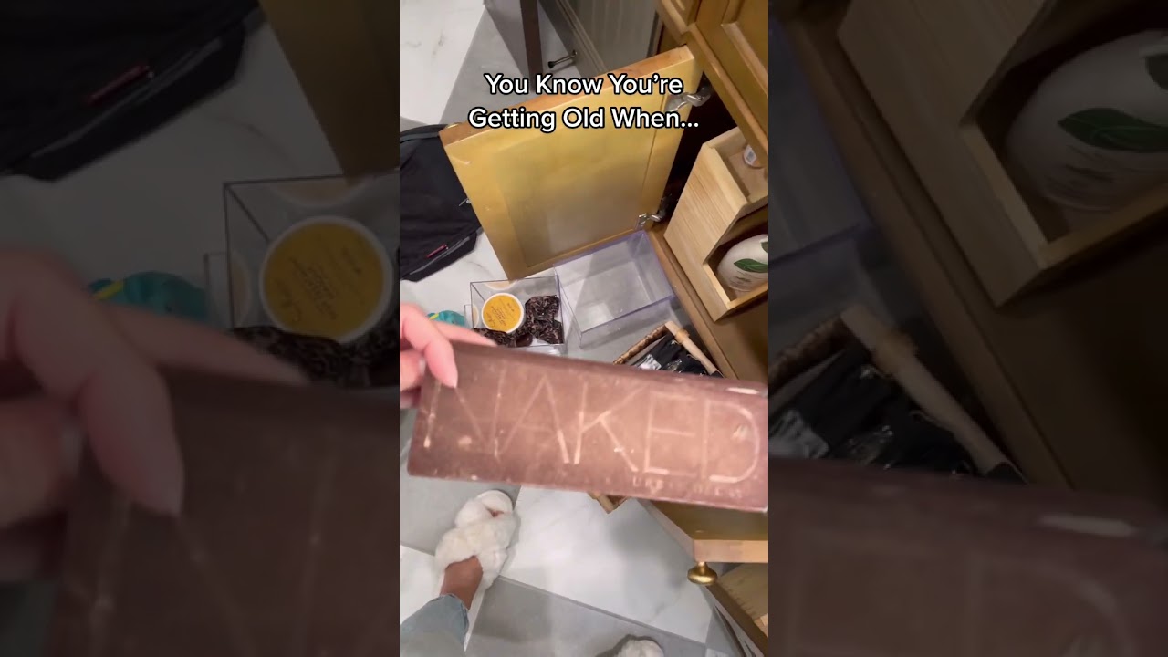 A rare discovery 🤯🦖 Anyone else still have one if the original palettes? Lol 