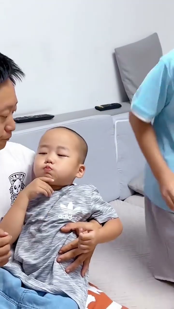 爸爸怎么哄都哄不住，哥哥一句话没话就搞定！#funny#Cute#呆萌小米宝